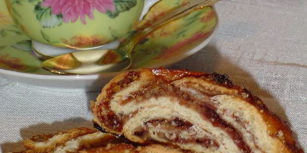 сдобный рулет из холодного дрожжевого теста