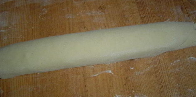 сдобный рулет из холодного дрожжевого теста