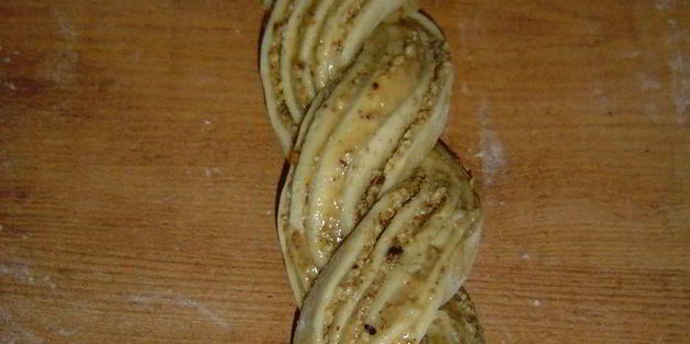 сдобный рулет из холодного дрожжевого теста