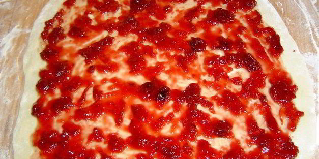 сдобный рулет из холодного дрожжевого теста