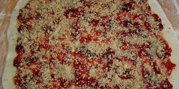 сдобный рулет из холодного дрожжевого теста