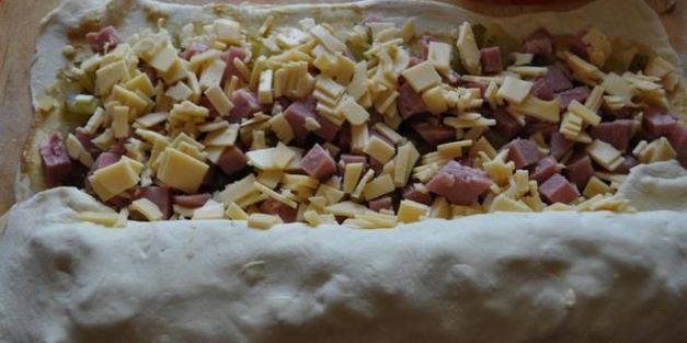 слоеный рулет с ветчиной и сыром