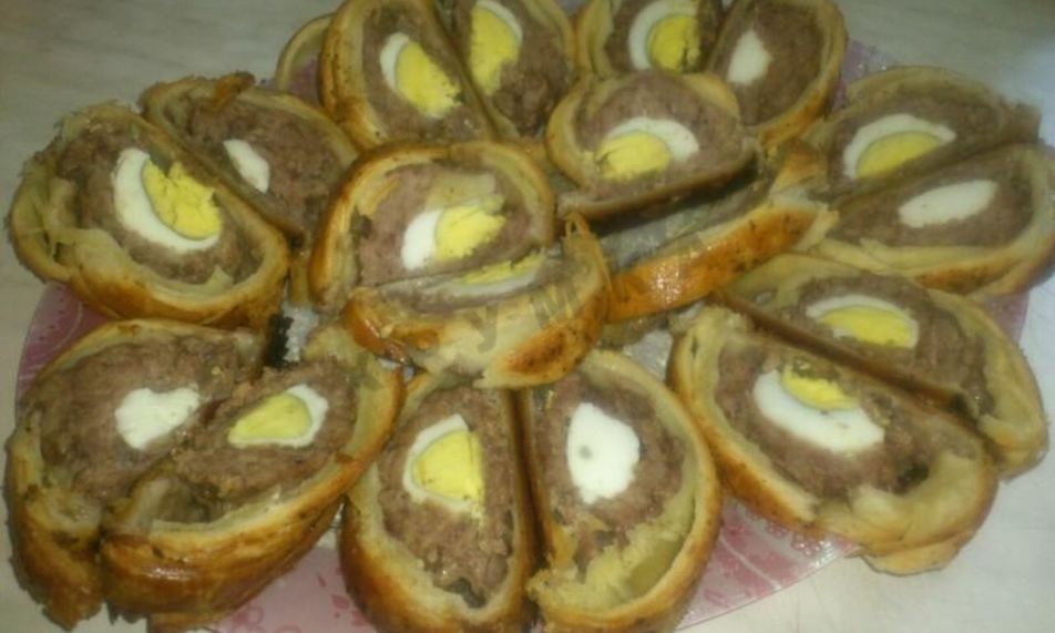 Рецепт слоеные рулетики из теста с мясом и яйцом