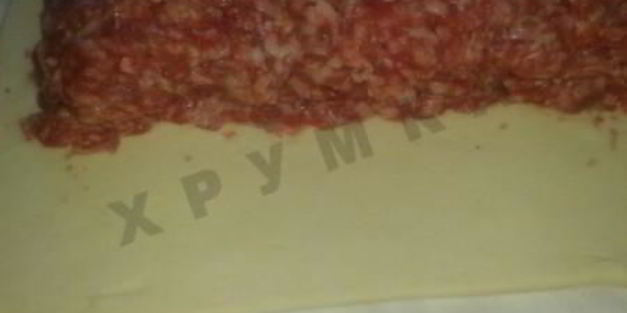 слоеные рулетики из теста с мясом и яйцом