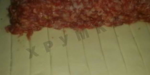 слоеные рулетики из теста с мясом и яйцом