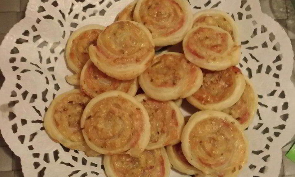 Рецепт слоеные рулетики с горчицей, ветчиной и сыром