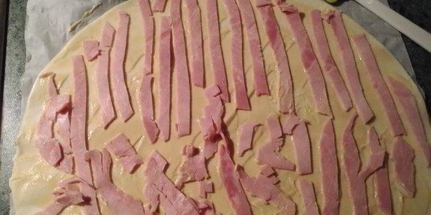 слоеные рулетики с горчицей, ветчиной и сыром