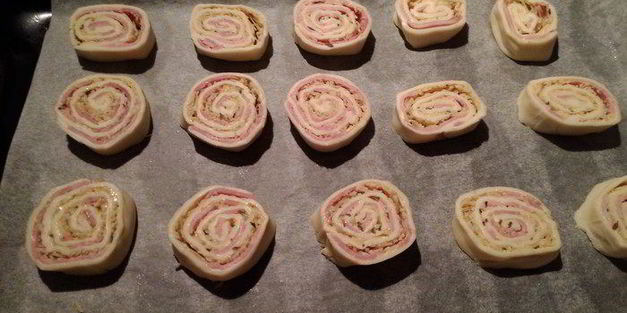 слоеные рулетики с горчицей, ветчиной и сыром