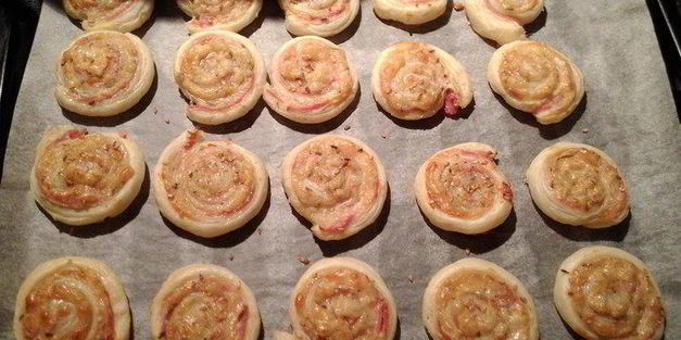 слоеные рулетики с горчицей, ветчиной и сыром