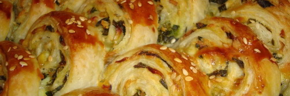 Слоеные рулетики с зеленым луком