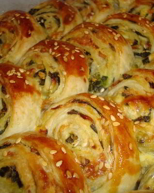 Слоеные рулетики с зеленым луком