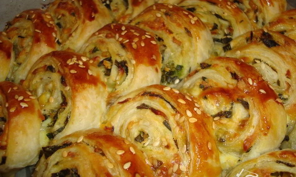 Рецепт слоеные рулетики с зеленым луком