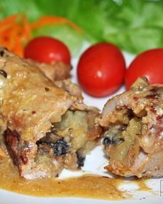 Свиные рулетики с грибами и картошкой
