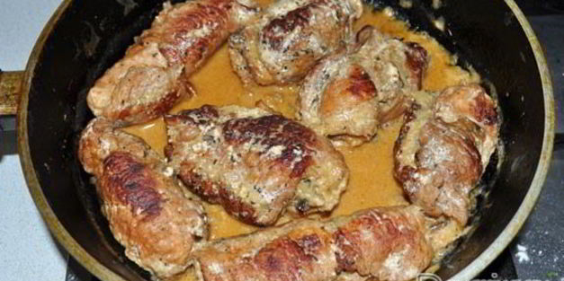 свиные рулетики с грибами и картошкой
