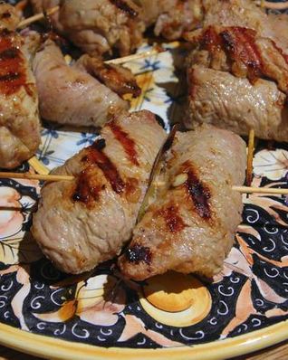 Телячьи рулетики на шпажках с изюмом и орехами