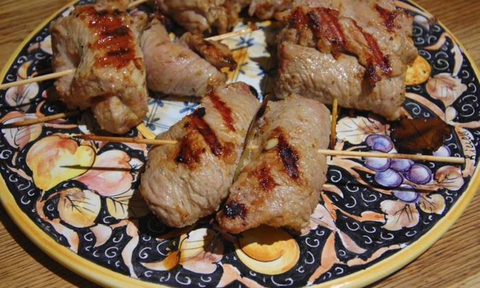 Рецепт телячьи рулетики на шпажках с изюмом и орехами