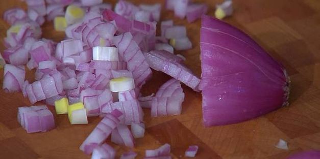 телячьи рулетики на шпажках с изюмом и орехами