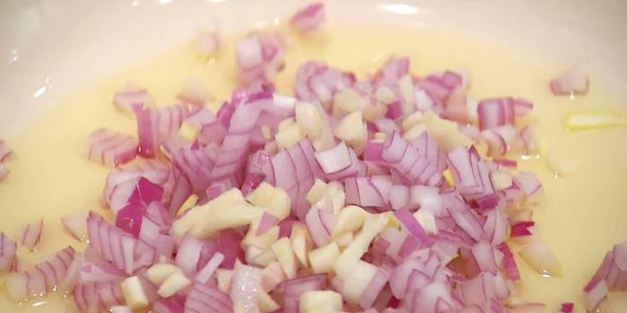 телячьи рулетики на шпажках с изюмом и орехами