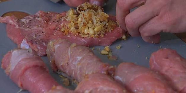 телячьи рулетики на шпажках с изюмом и орехами