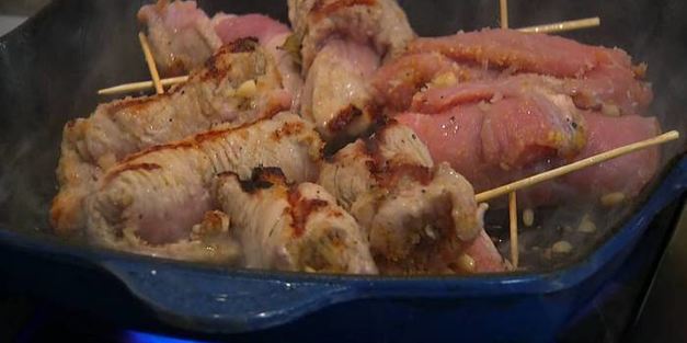 телячьи рулетики на шпажках с изюмом и орехами