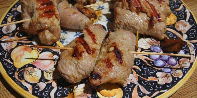 телячьи рулетики на шпажках с изюмом и орехами