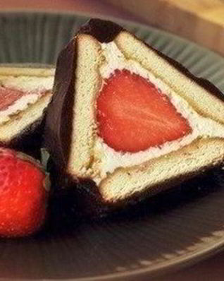 Творожный рулет без выпечки с клубникой