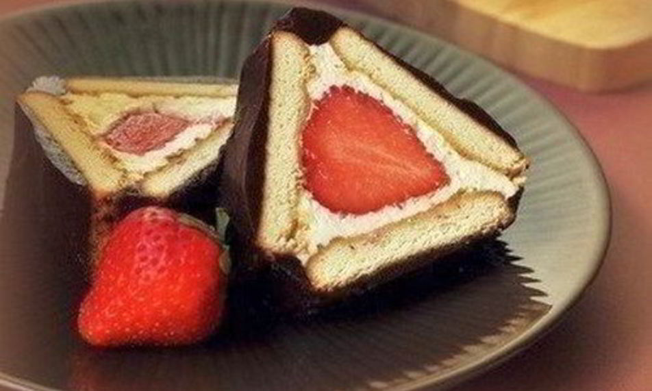 Рецепт творожный рулет без выпечки с клубникой