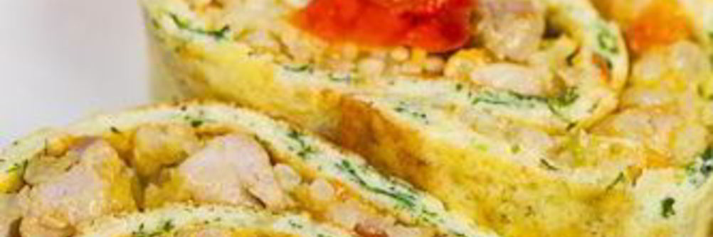 Яичный рулет с курицей и рисом