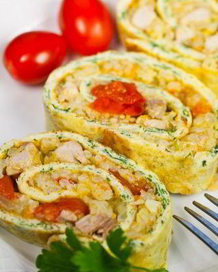 Яичный рулет с курицей и рисом