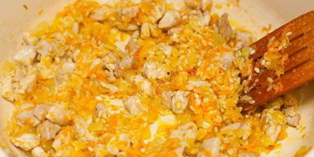 яичный рулет с курицей и рисом