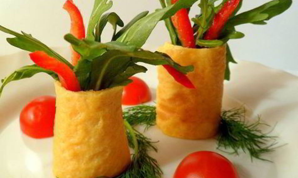 Рецепт яичные рулетики с руколой и паприкой