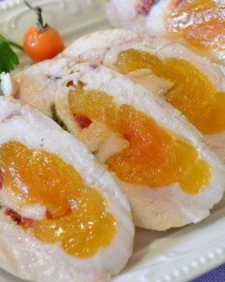 Закусочные рулетики из курицы с курагой