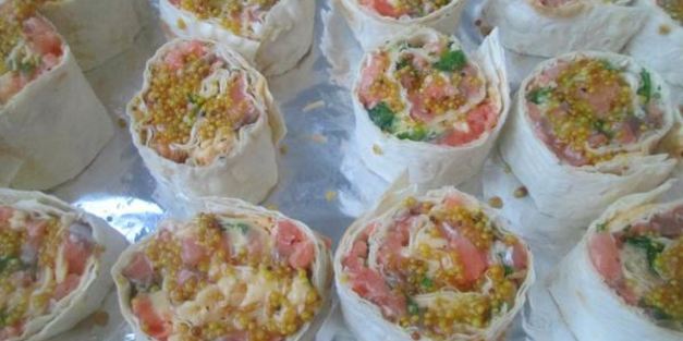 запеченные рулеты с семгой из лаваша