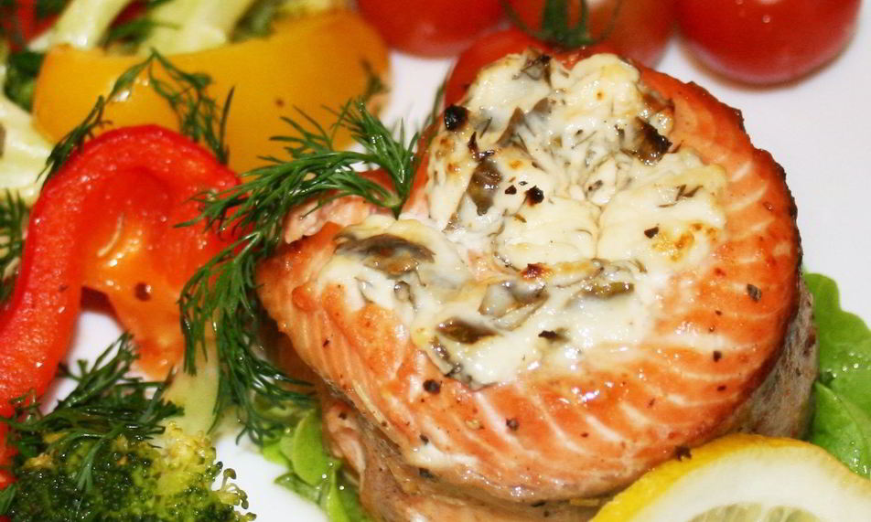 Рецепт запеченые рулеты из лосося с овощами