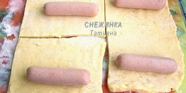 сосиски, запеченные в картофельном тесте