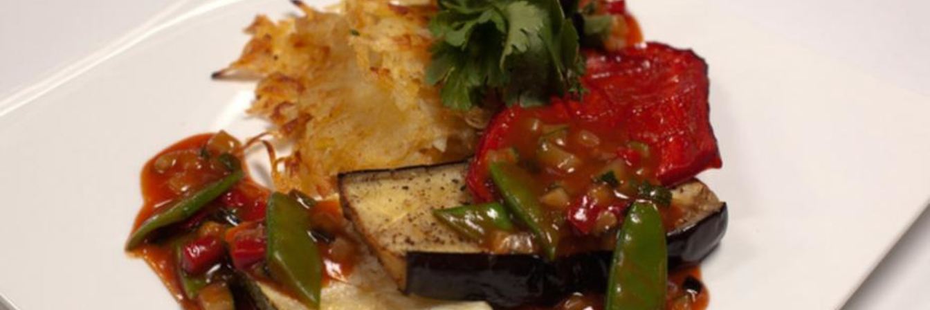 Стейки из баклажана, цукини и красного перца с овощным соусом и картофельными драниками