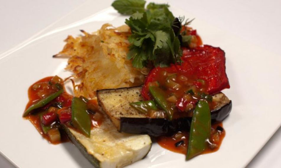 Рецепт стейки из баклажана, цукини и красного перца с овощным соусом и картофельными драниками