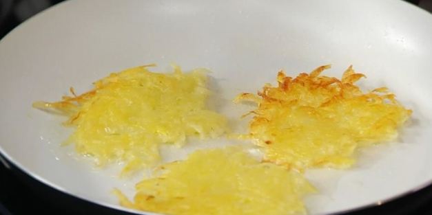 стейки из баклажана, цукини и красного перца с овощным соусом и картофельными драниками