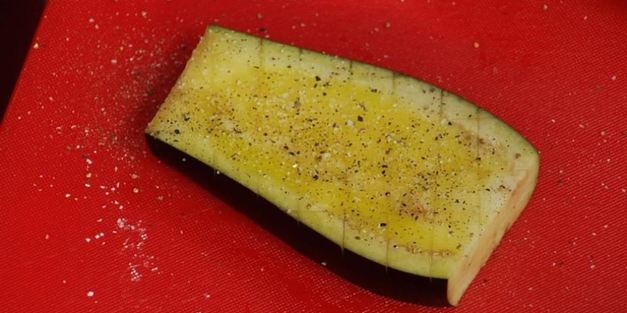 стейки из баклажана, цукини и красного перца с овощным соусом и картофельными драниками