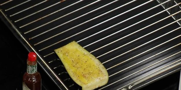 стейки из баклажана, цукини и красного перца с овощным соусом и картофельными драниками