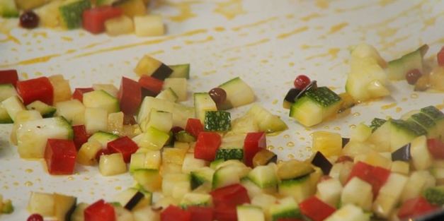 стейки из баклажана, цукини и красного перца с овощным соусом и картофельными драниками