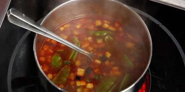 стейки из баклажана, цукини и красного перца с овощным соусом и картофельными драниками