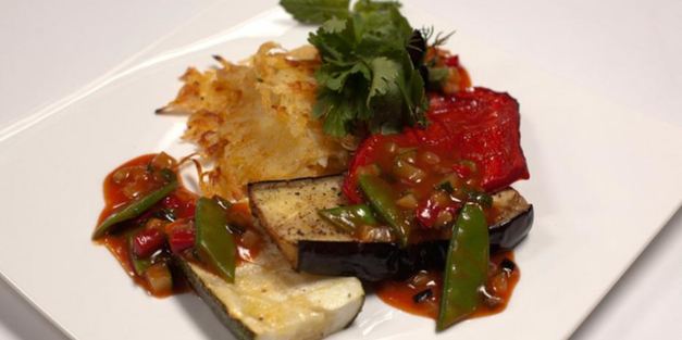 стейки из баклажана, цукини и красного перца с овощным соусом и картофельными драниками