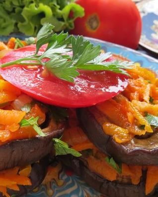 Столбики из баклажанов с овощной заправкой