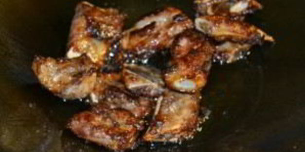 свиные ребрышки с баклажанами