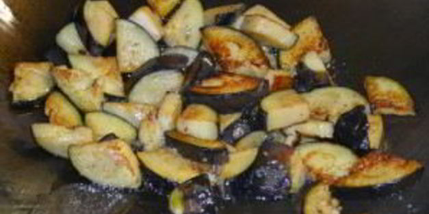 свиные ребрышки с баклажанами