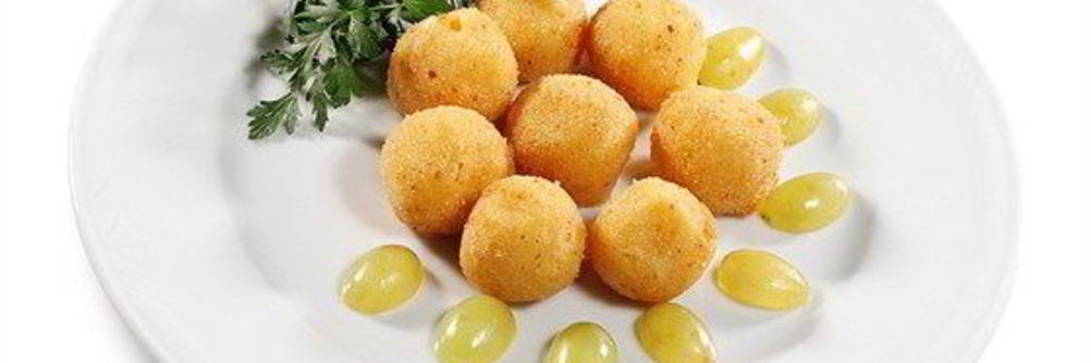 Сырные крокеты с миндалем и горчичным соусом