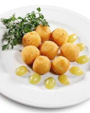 Сырные крокеты с миндалем и горчичным соусом