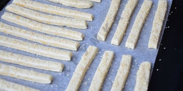 сырные палочки с кунжутом