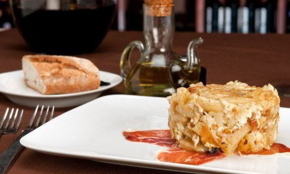 Рецепт тортилья по-испански с молодым картофелем, копченой ветчиной и перцами